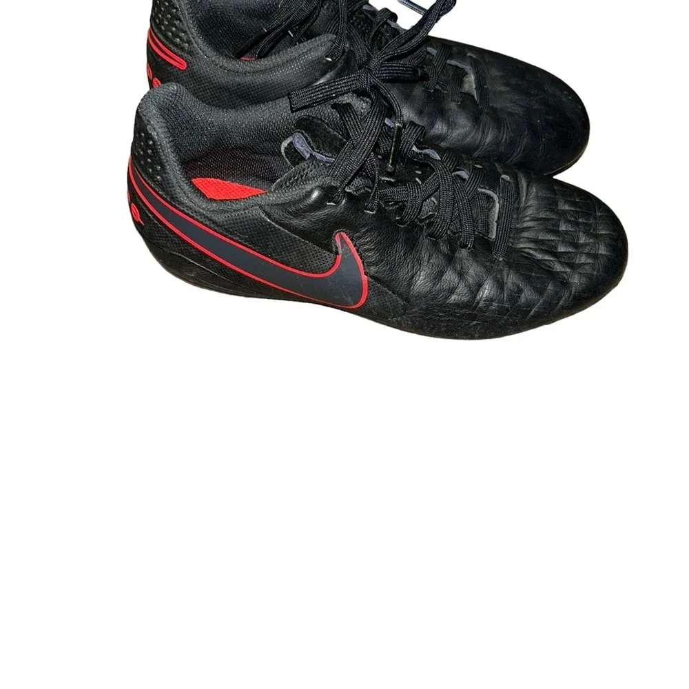 Nike Unisex Kid's Junior Legend 8 Club Fg/Mg black red soccer cleats 2.5y youth